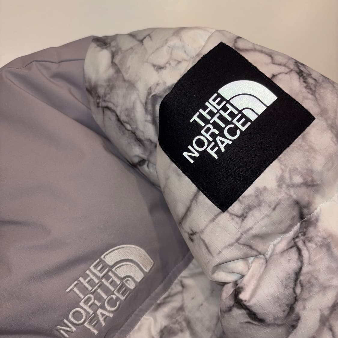 [L] 노스페이스 화이트라벨 노벨티 눕시 패딩 프린트 화이트 C548 상품이미지4