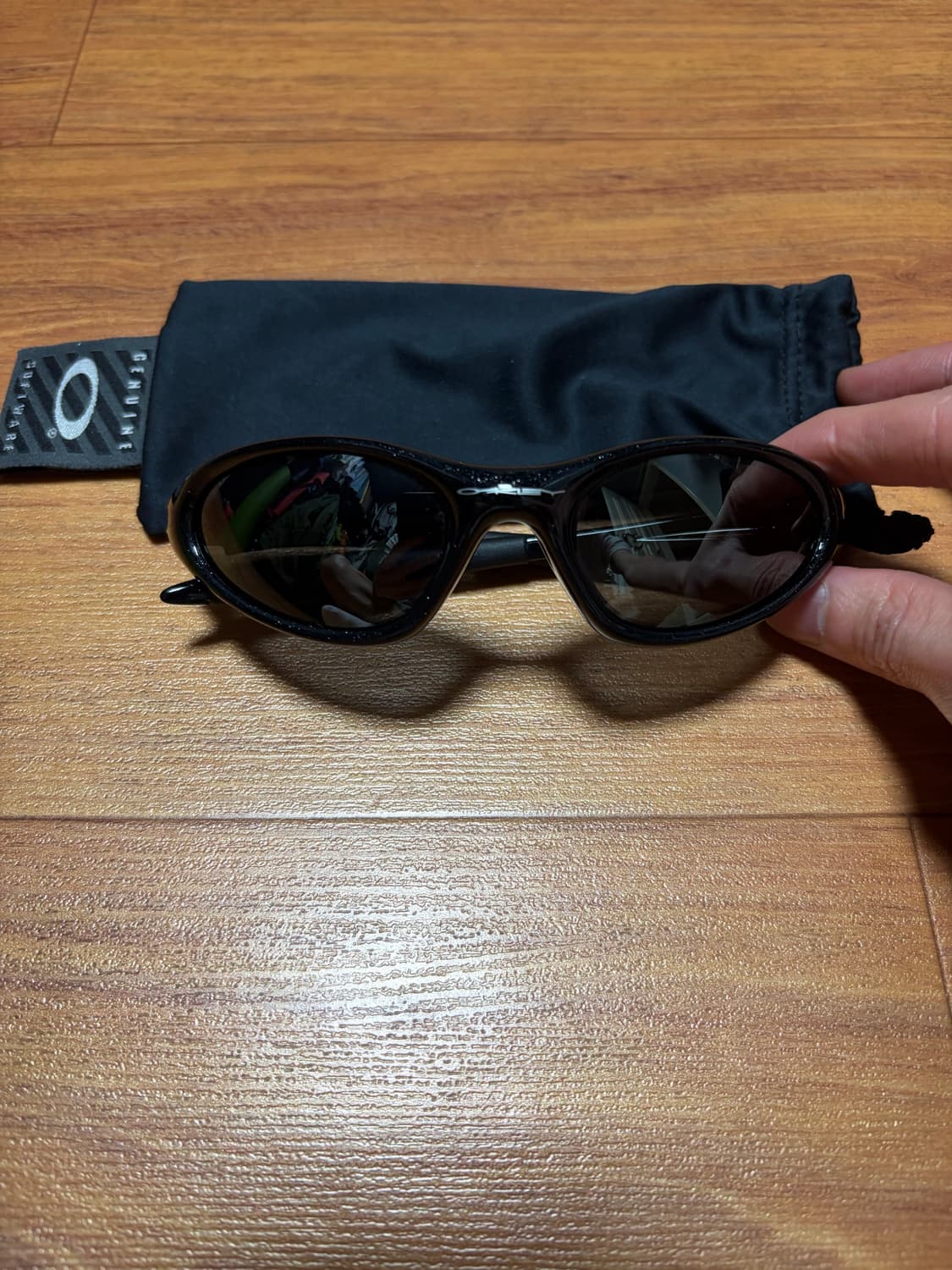 오클리 미뉴트 1.0 메탈릭블랙 상품이미지1