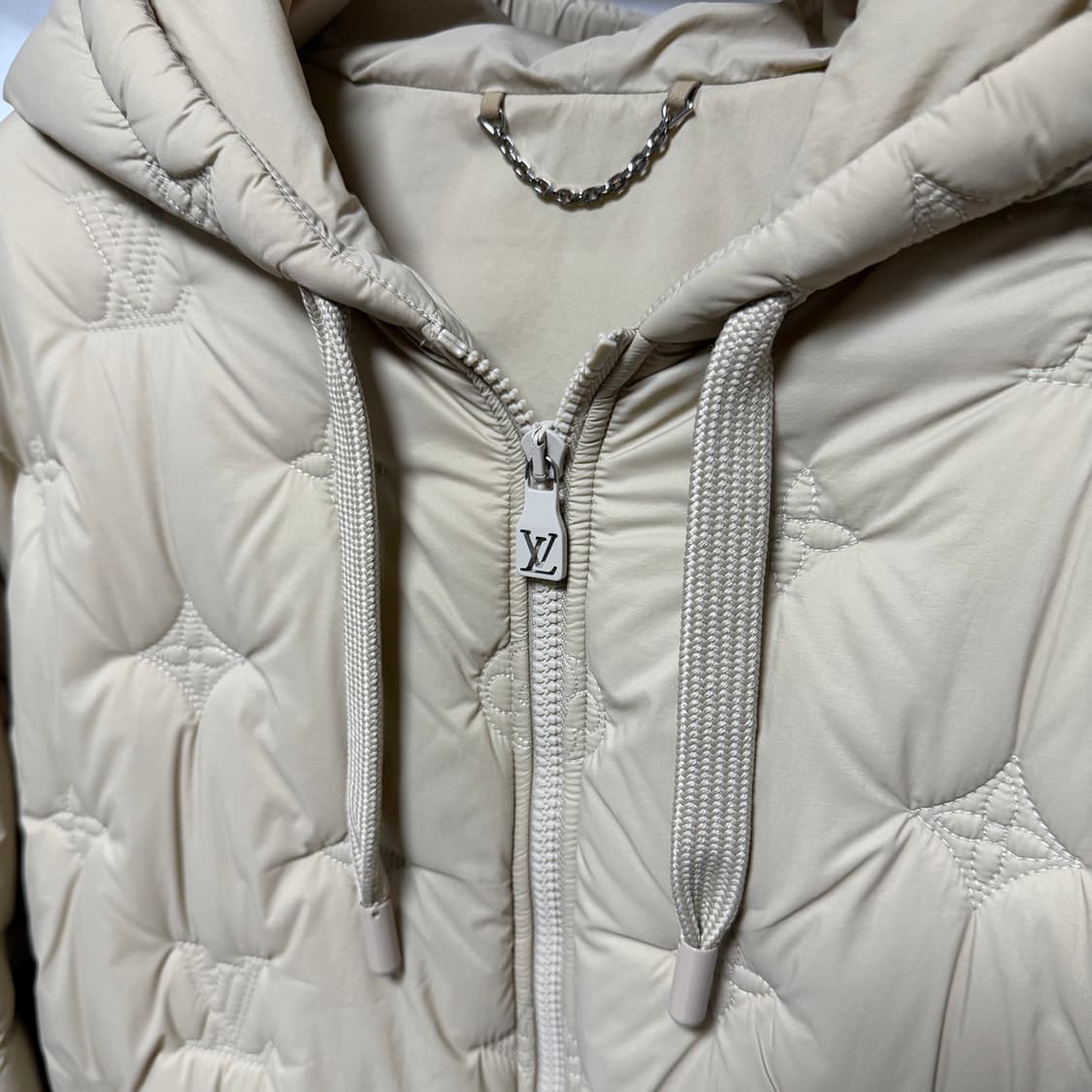 [S+급/50] 24FW 루이비통 모노그램 퀄티드 후드 패딩 자켓 베이지 상품이미지7