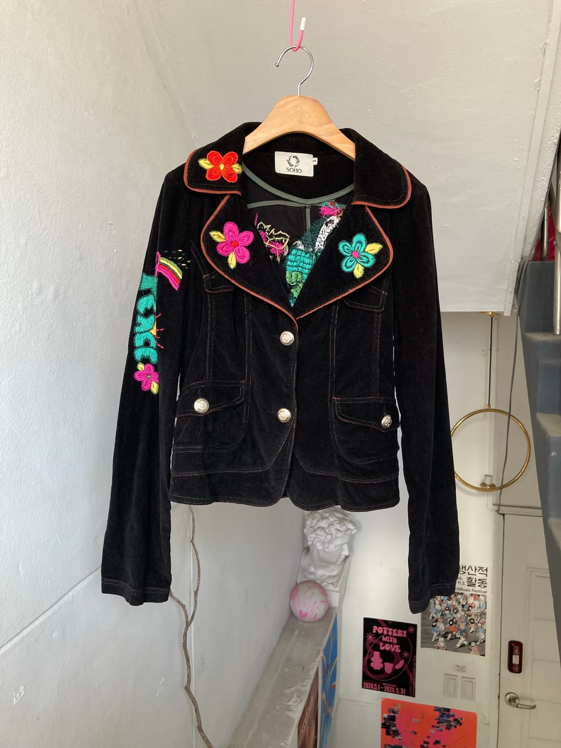 자수 디테일 벨벳 크롭 자켓 상품이미지1