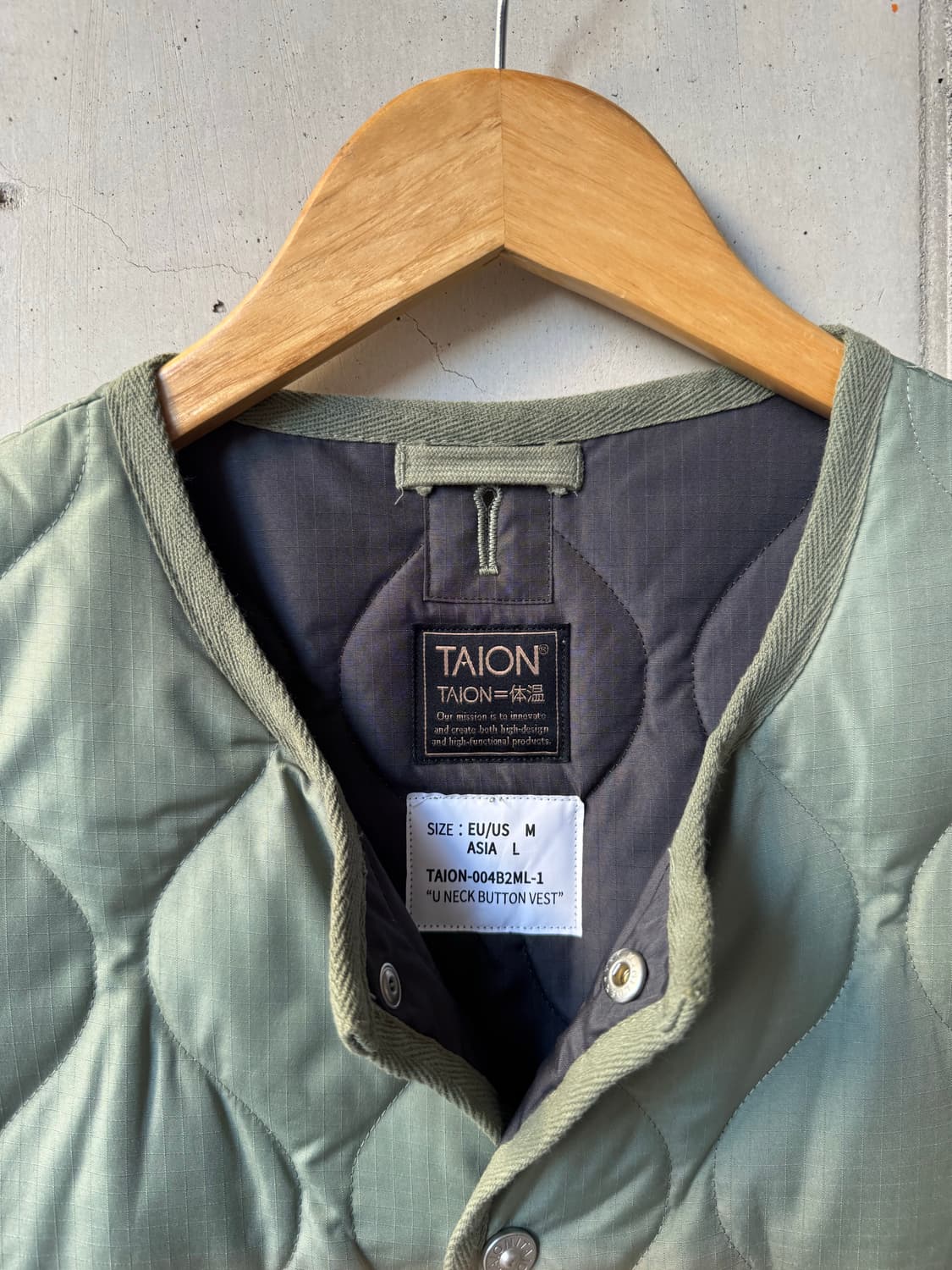 타이온 U-Neck 버튼 베스츠 상품이미지3