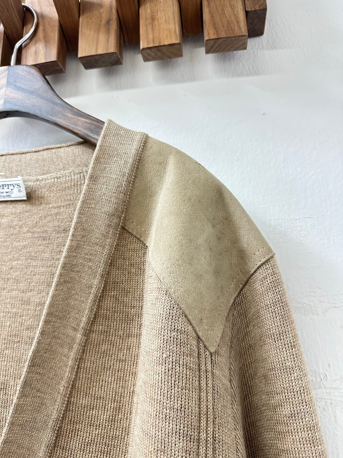 드라이완료 Burberrys Beige Suede Patch Knit 상품이미지3
