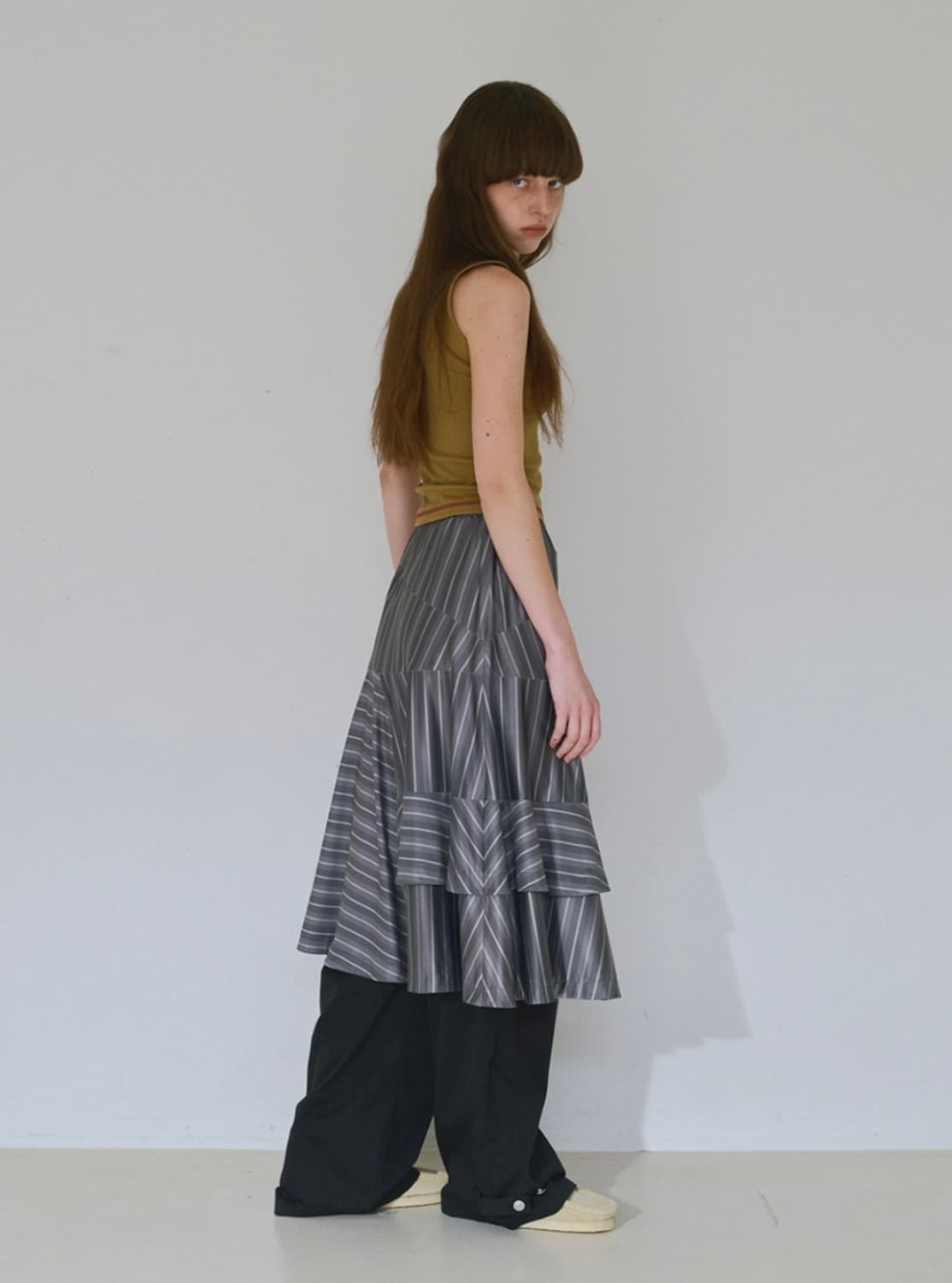 밀로우먼 어시메트릭 스트라이프 미디 스커트 F (차콜) 상품이미지5