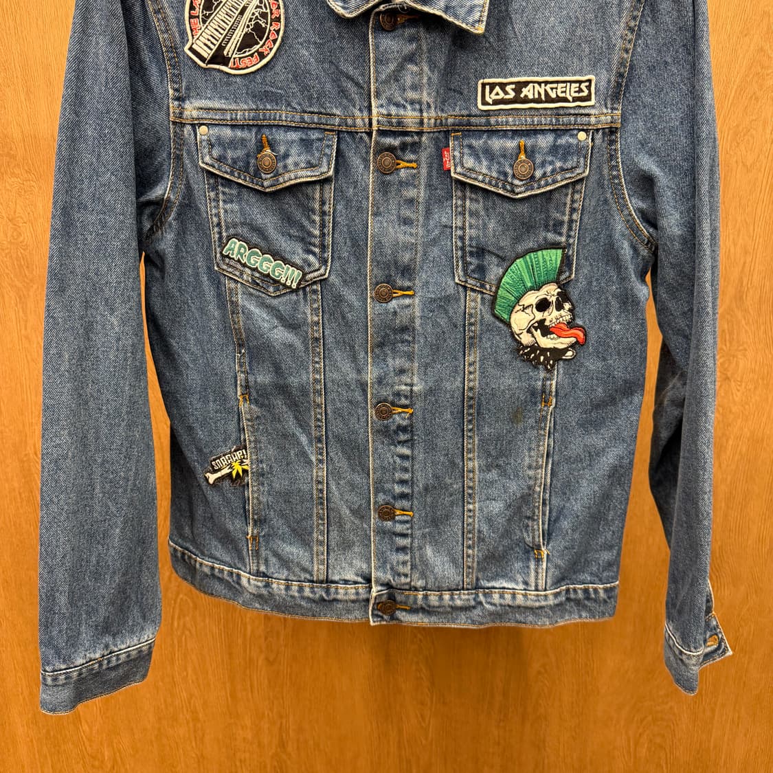 리바이스 데님 트러커 자켓 스트릿 펑크 그래픽 레터링 패치 디테일 진청 상품이미지5