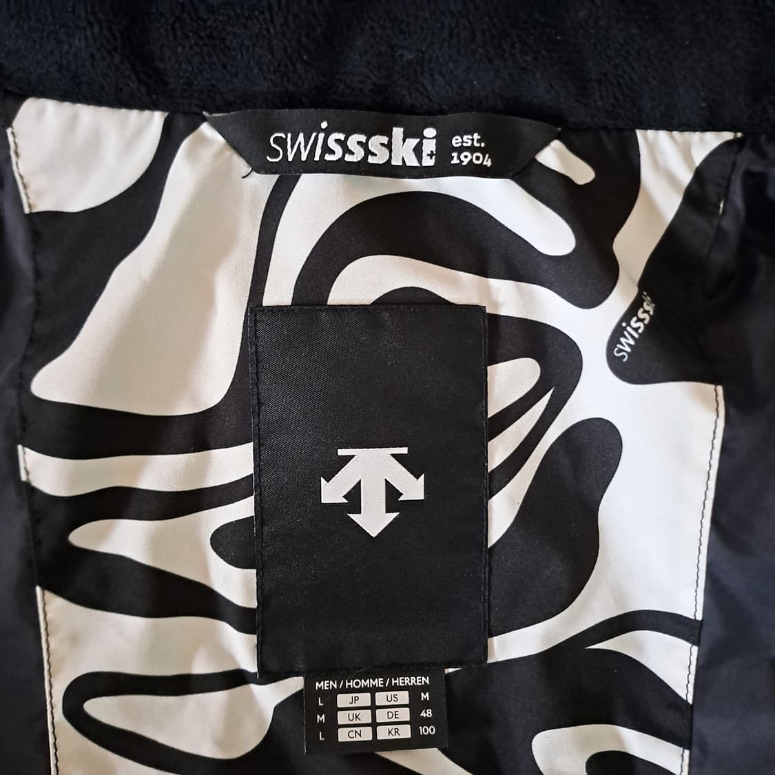 (택포) 데상트 23FW 스위스 스키팀 다운 베스트 패턴 100 B110 상품이미지8