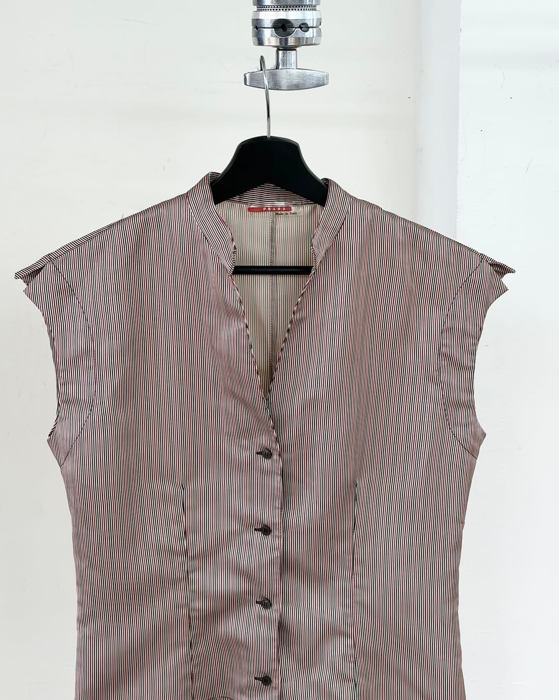 프라다 레드탭 레드 블랙 스트라이프 브이넥 슬리브리스 베스트  상품이미지4