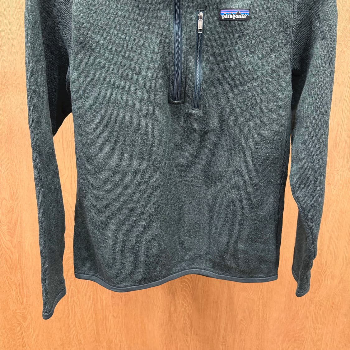 파타고니아 클래식 하이넥 하프 집업 플리스 풀오버 로고 패치 디테일 그린 상품이미지5