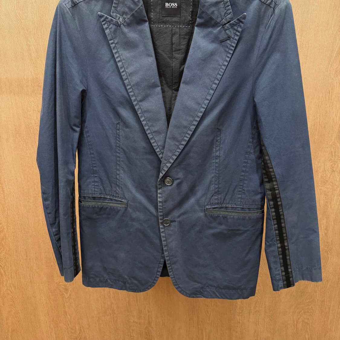 휴고 보스 코튼 테일러드 자켓 슬리브 블랙 테이핑 스티치 디테일 네이비 상품이미지5