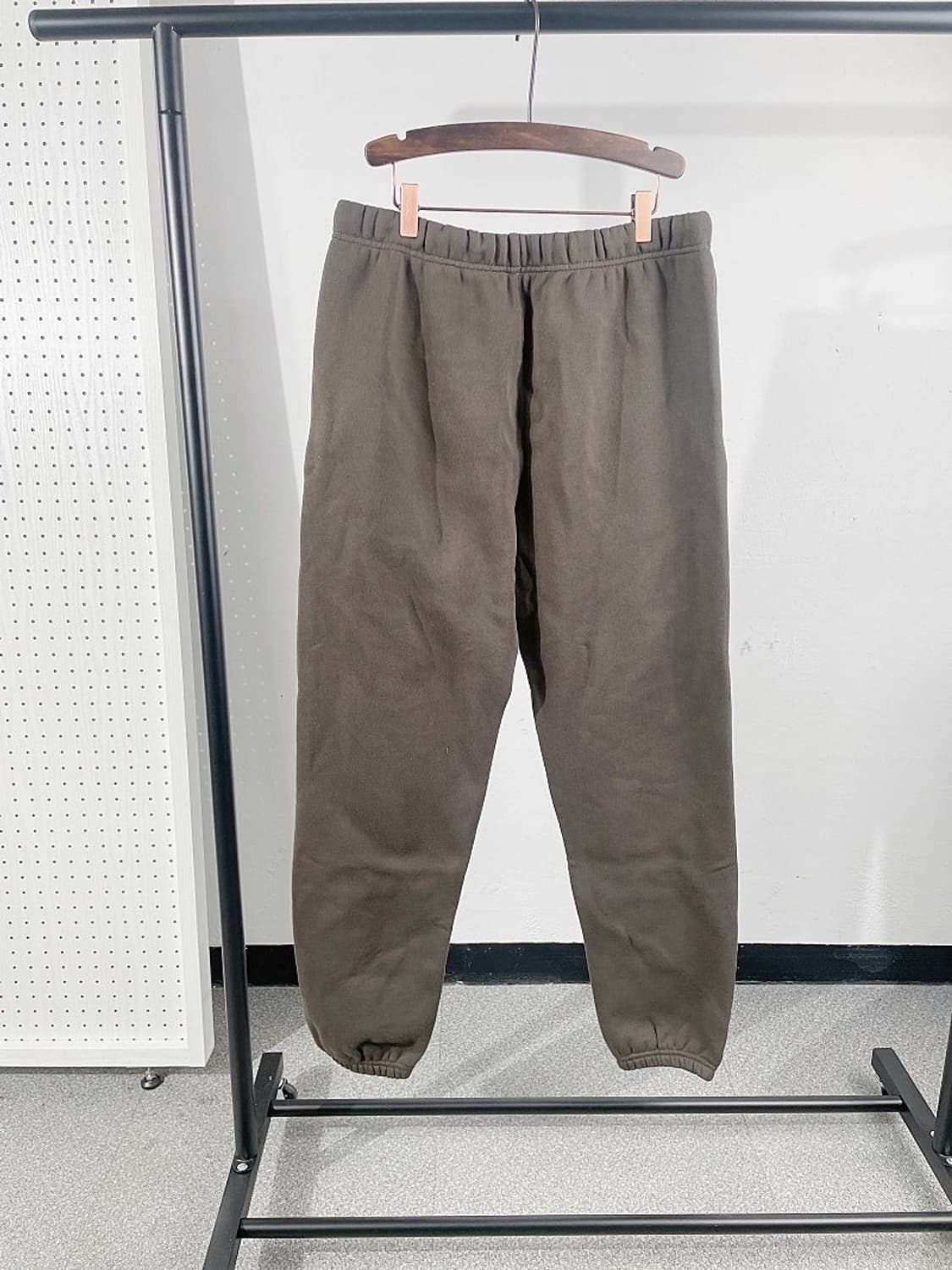 (정품/새상품) 피어 오브 갓 에센셜 남성 오프블랙 기모 스웻팬츠 상품이미지3