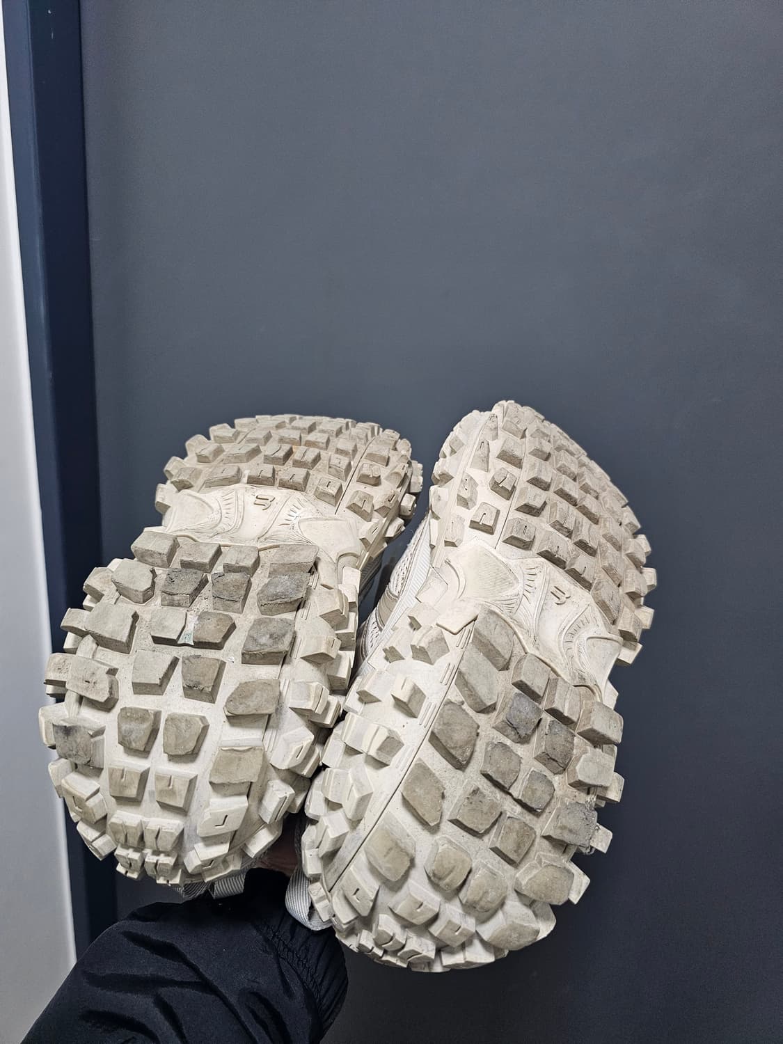 발렌시아가 디펜더 스니커즈 39 베이지 풀구성품 상품이미지3