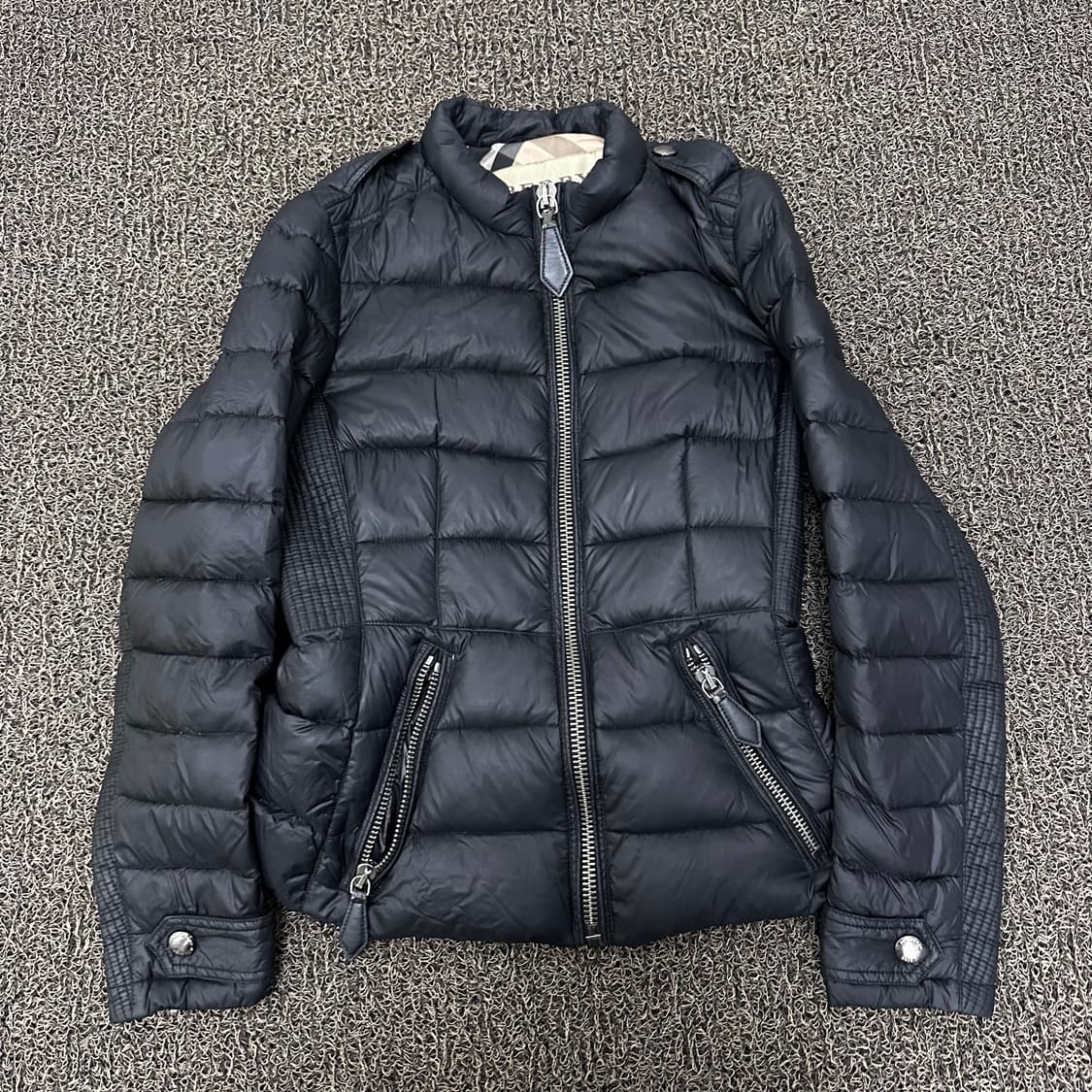 버버리 정품 여성 구스다운 경량 패딩 블랙 M 상품이미지1