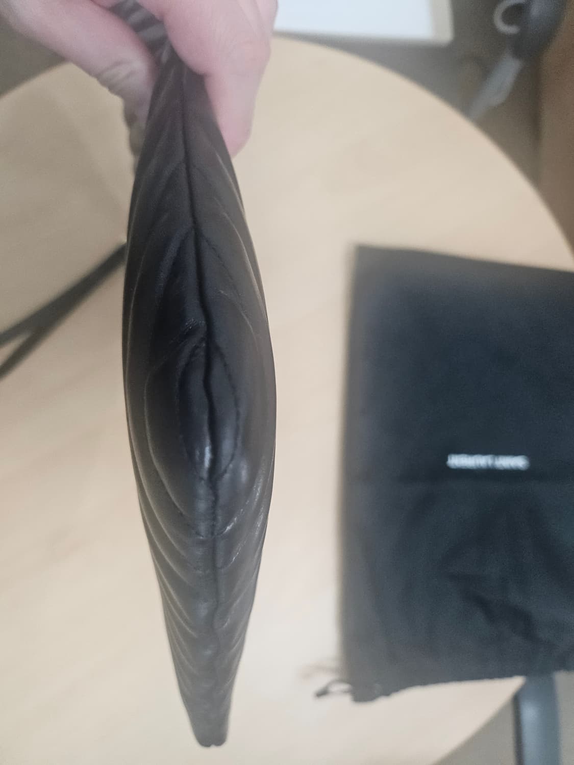 생로랑 퀼티드 레더 골드 모노그램 카산드라 마틀라세 태블릿 파우치 블랙  상품이미지8