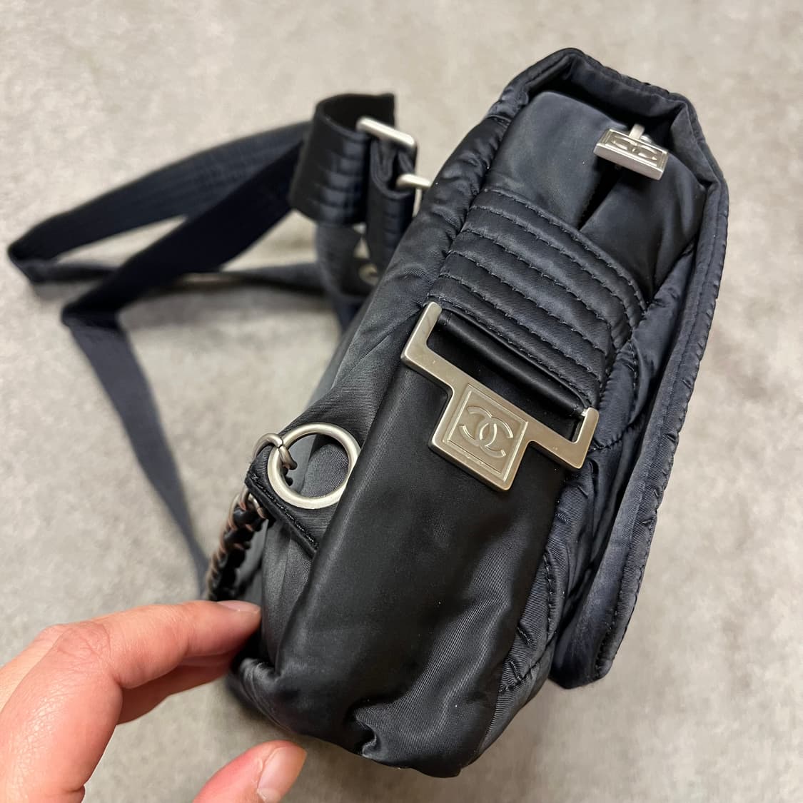 [정품] 샤넬 스포츠라인 퀼티드 패딩 백팩 블랙 상품이미지5