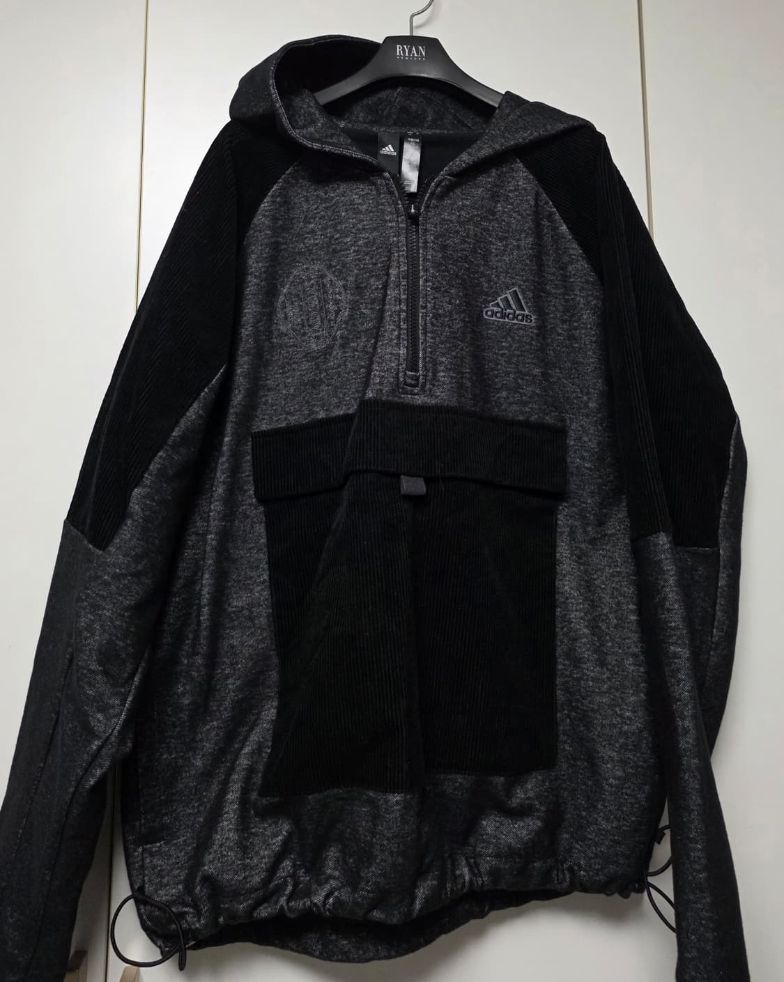 남녀공용 아디다스 블랙 코듀로이 후드 상품이미지1