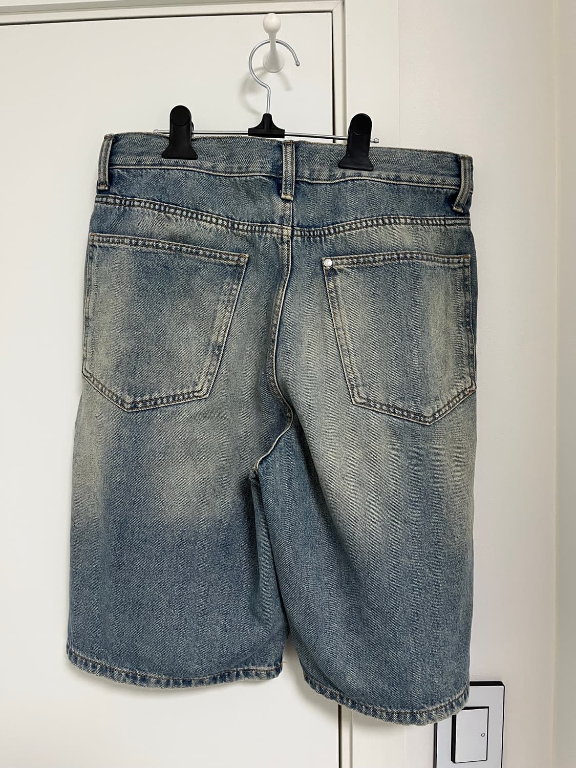 H&M 더티 워시드 배기핏 데님 버뮤다 팬츠 상품이미지2
