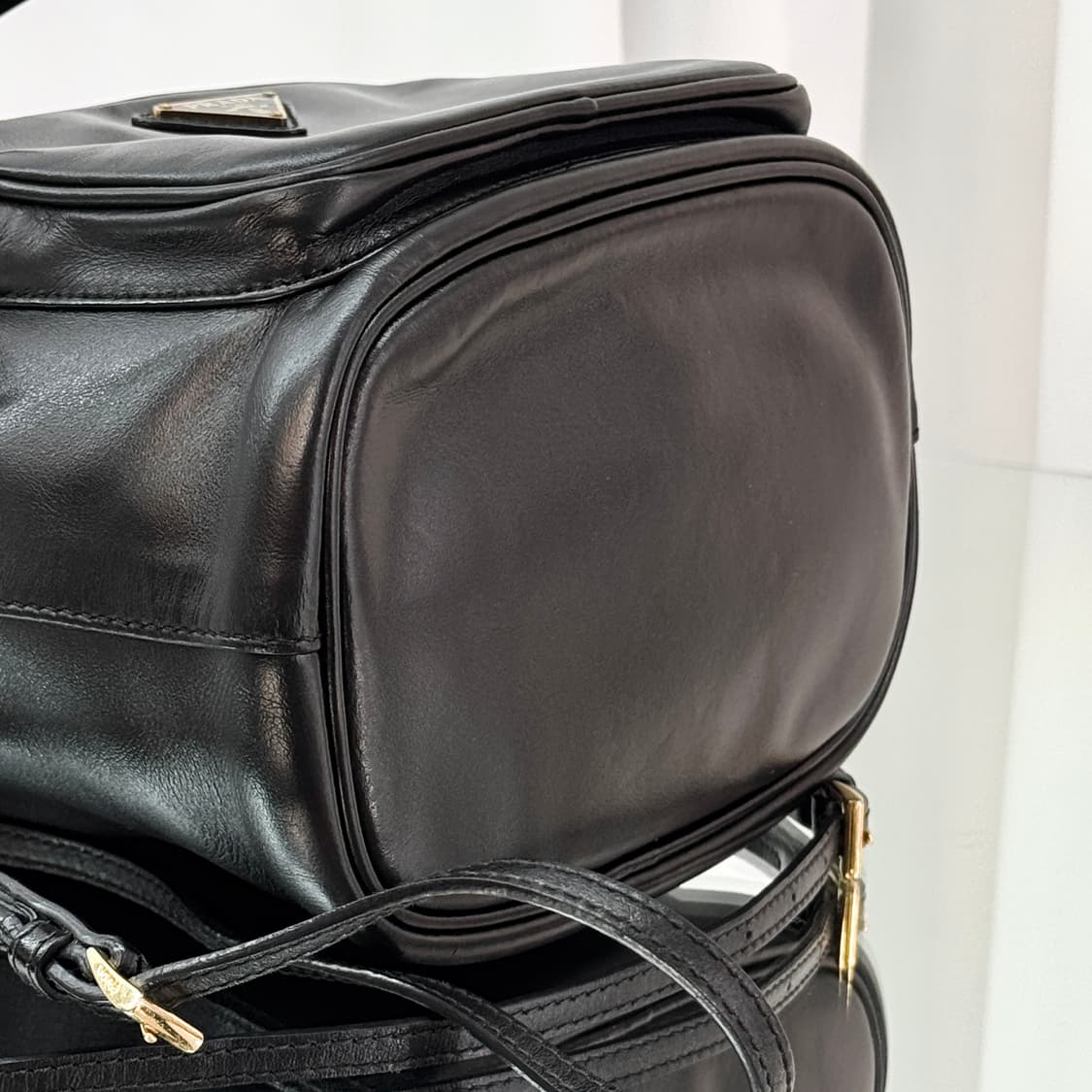 [정품] 프라다 삼각로고 듀엣 레더 버킷백 블랙 1BH038 상품이미지4