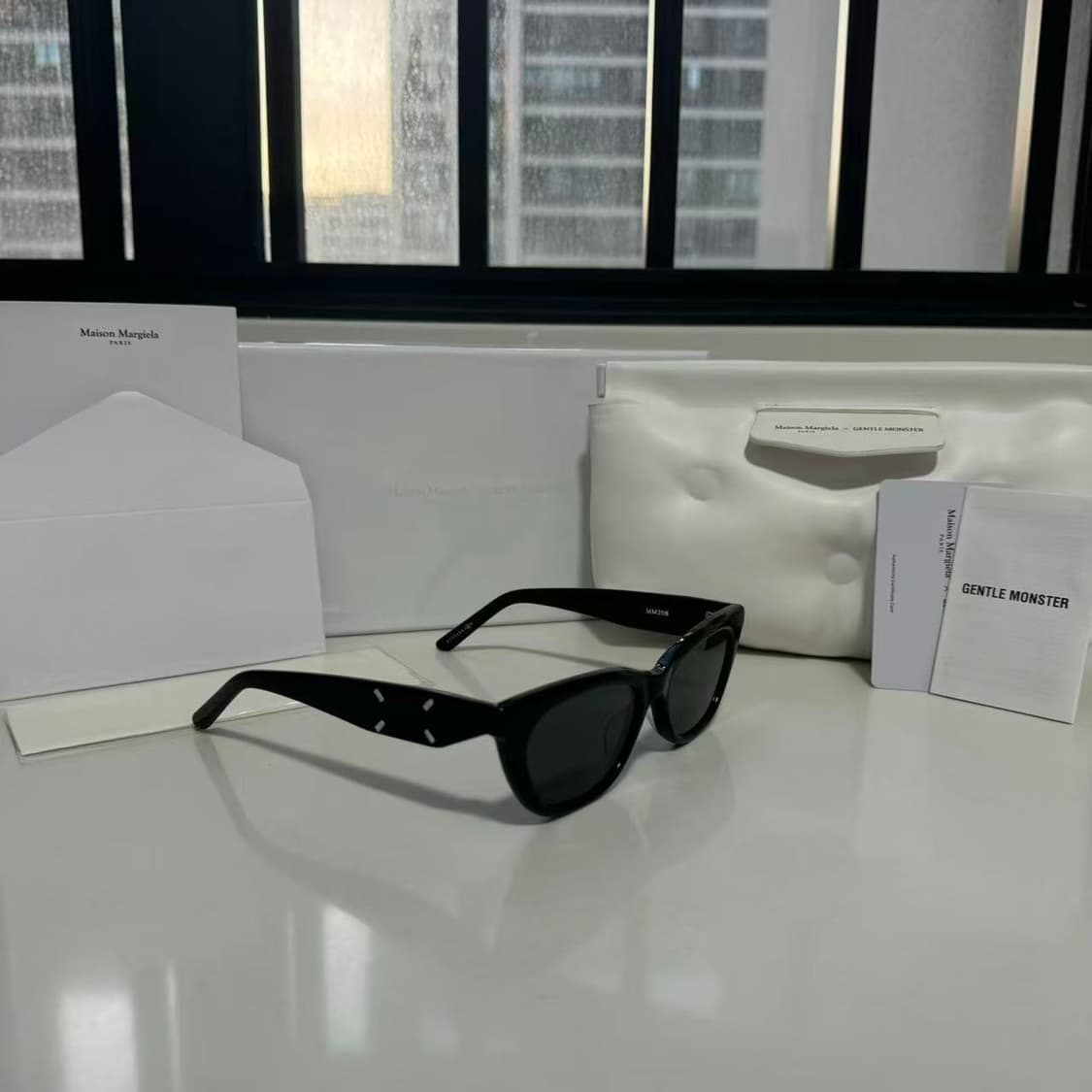 새싱품급판매 젠틀몬스터x메종마르지엘라 선글라스 MM208 01 블랙 상품이미지2
