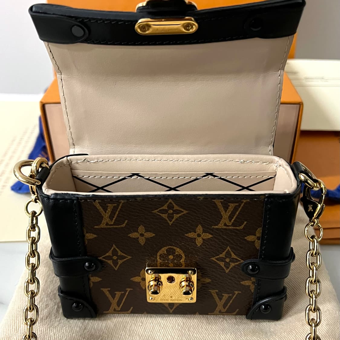 [S+급/정품] 루이비통 에센셜 트렁크 모노그램 체인 크로스백 가방 상품이미지4