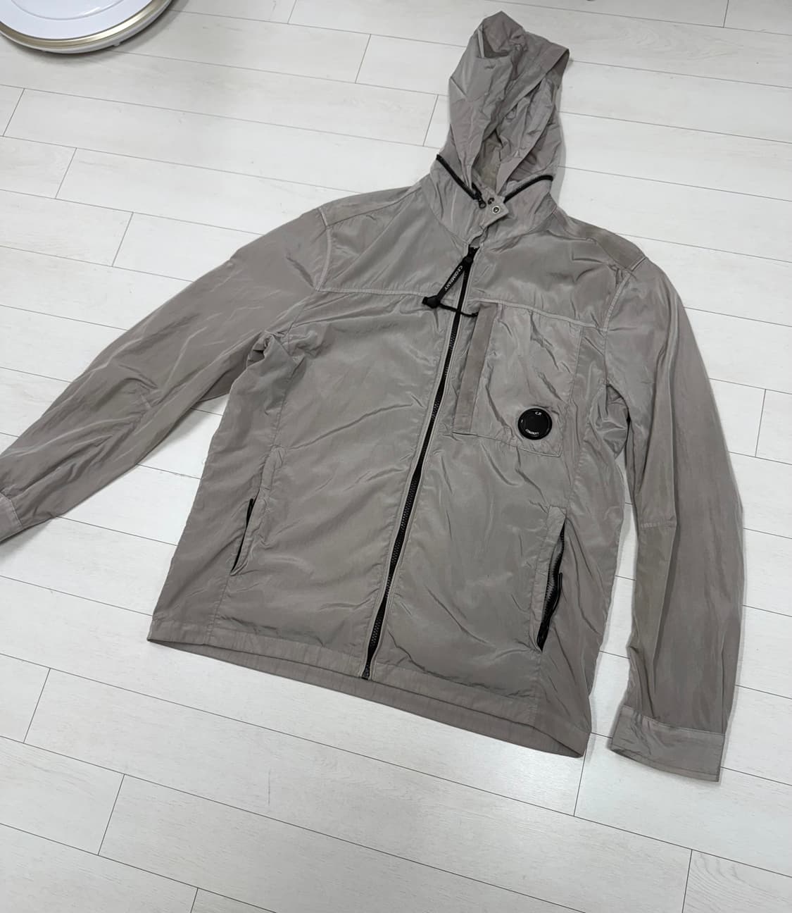 한글텍) CP 컴퍼니 바람막이 XL 사이즈  큰 하자 없이 좋은 상태입니 상품이미지1