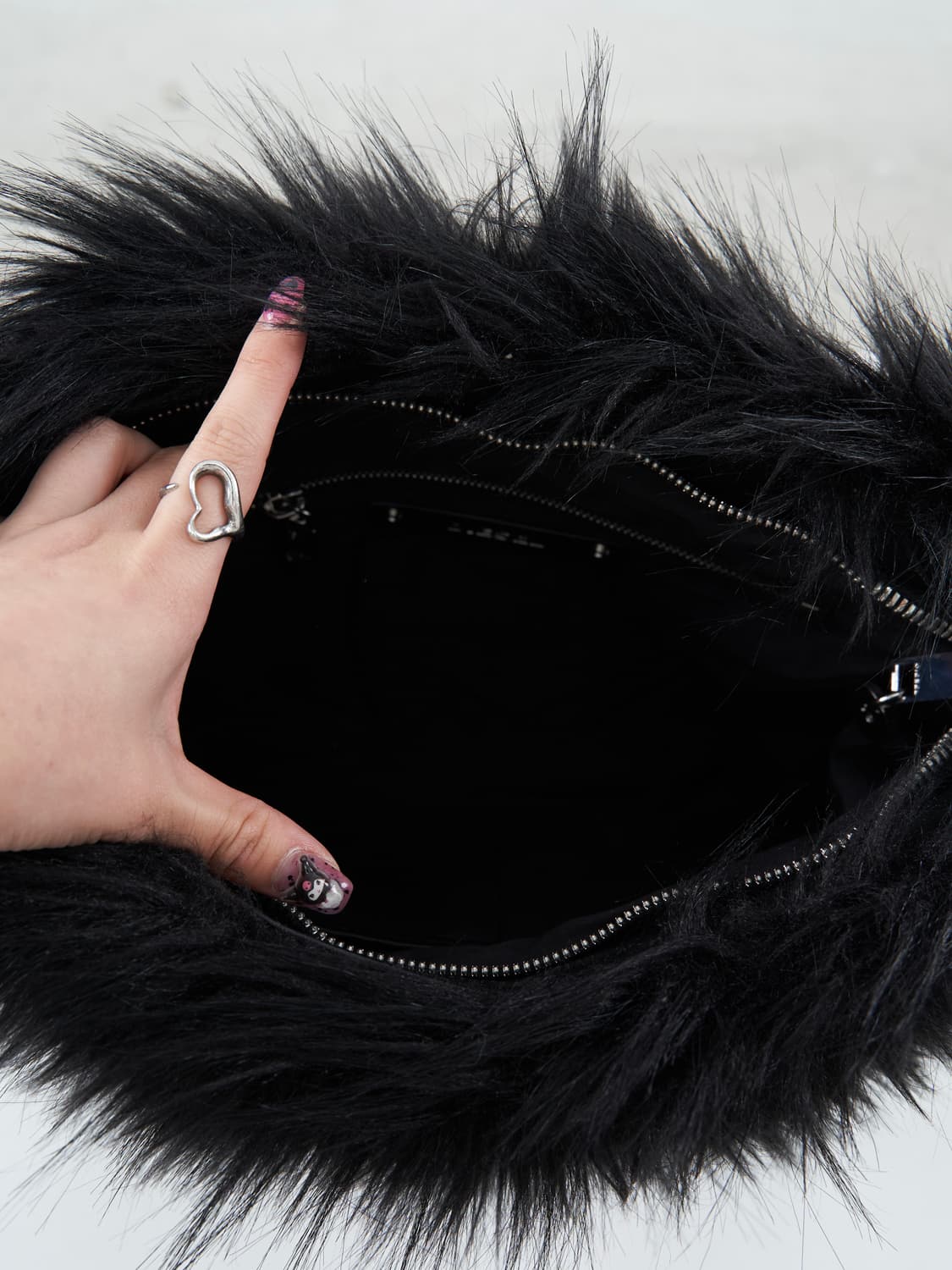 DIESEL black fur cross bag 상품이미지4