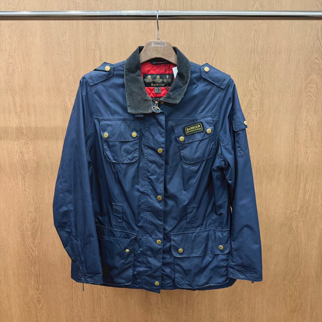 바버 필드 자켓 코듀로이 카라 골드 버튼 포켓 로고 패치 디테일 네이비 상품이미지2