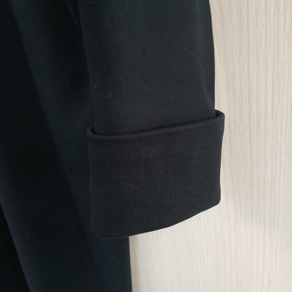 COS 블랙 브이넥 롱 원피스 단추 포인트 상품이미지3