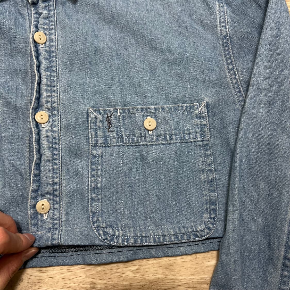 입생로랑 여성 포켓 자수로고 크롭 데님 긴팔셔츠 [연청] XL/105 상품이미지2
