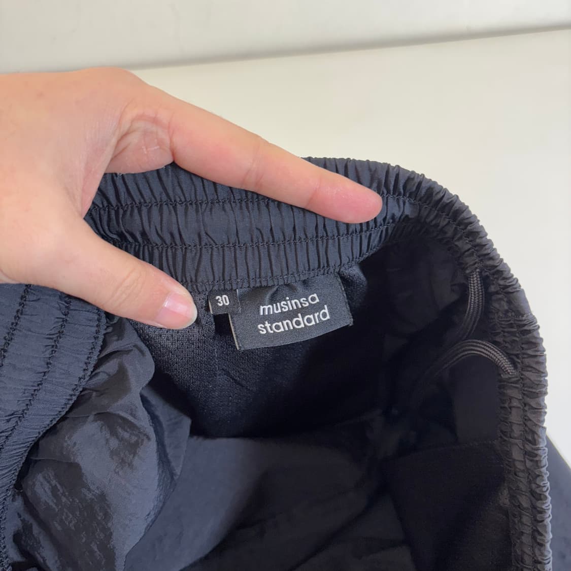 M 30 무탠다드 블랙 레귤러핏 밑단스트링 밴딩 나일론팬츠 상품이미지5
