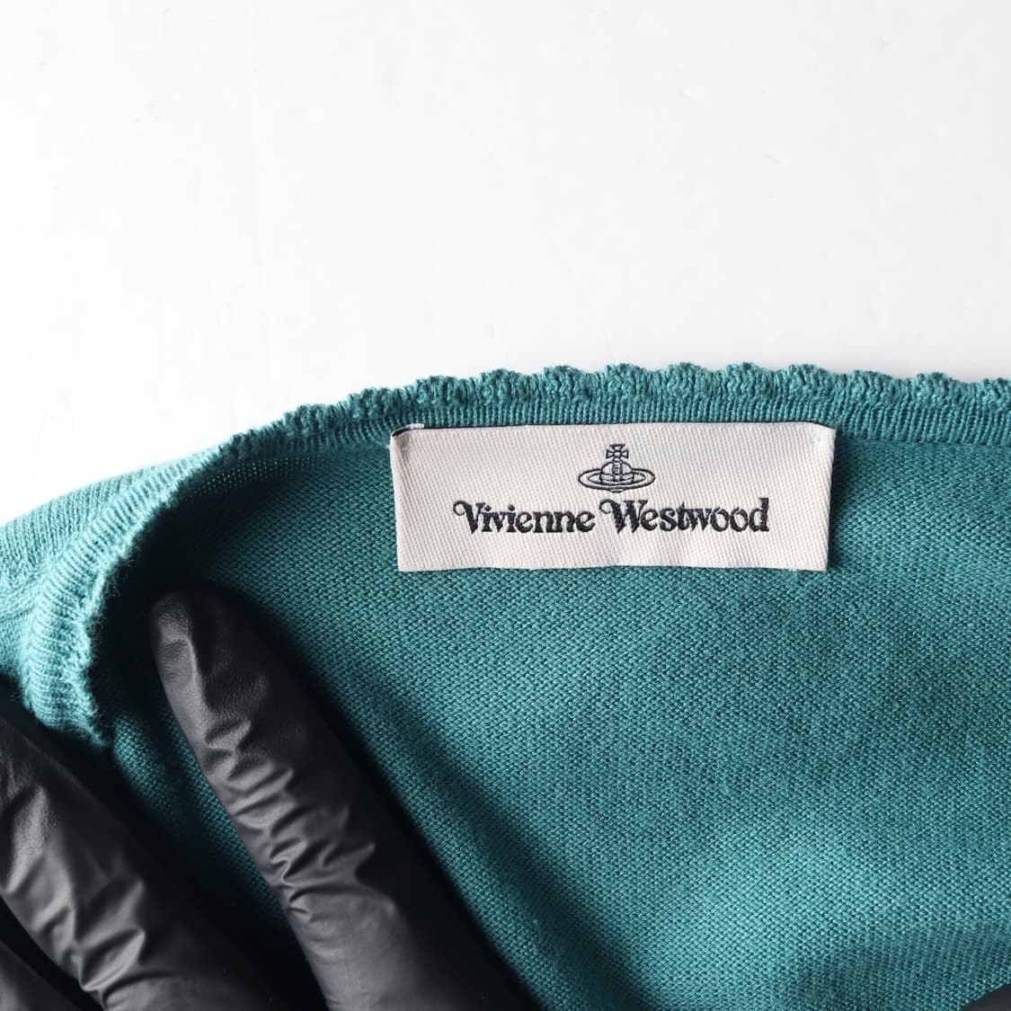 비비안 웨스트우드 그린 자수 로고 라운드 긴팔  가디건
 상품이미지6