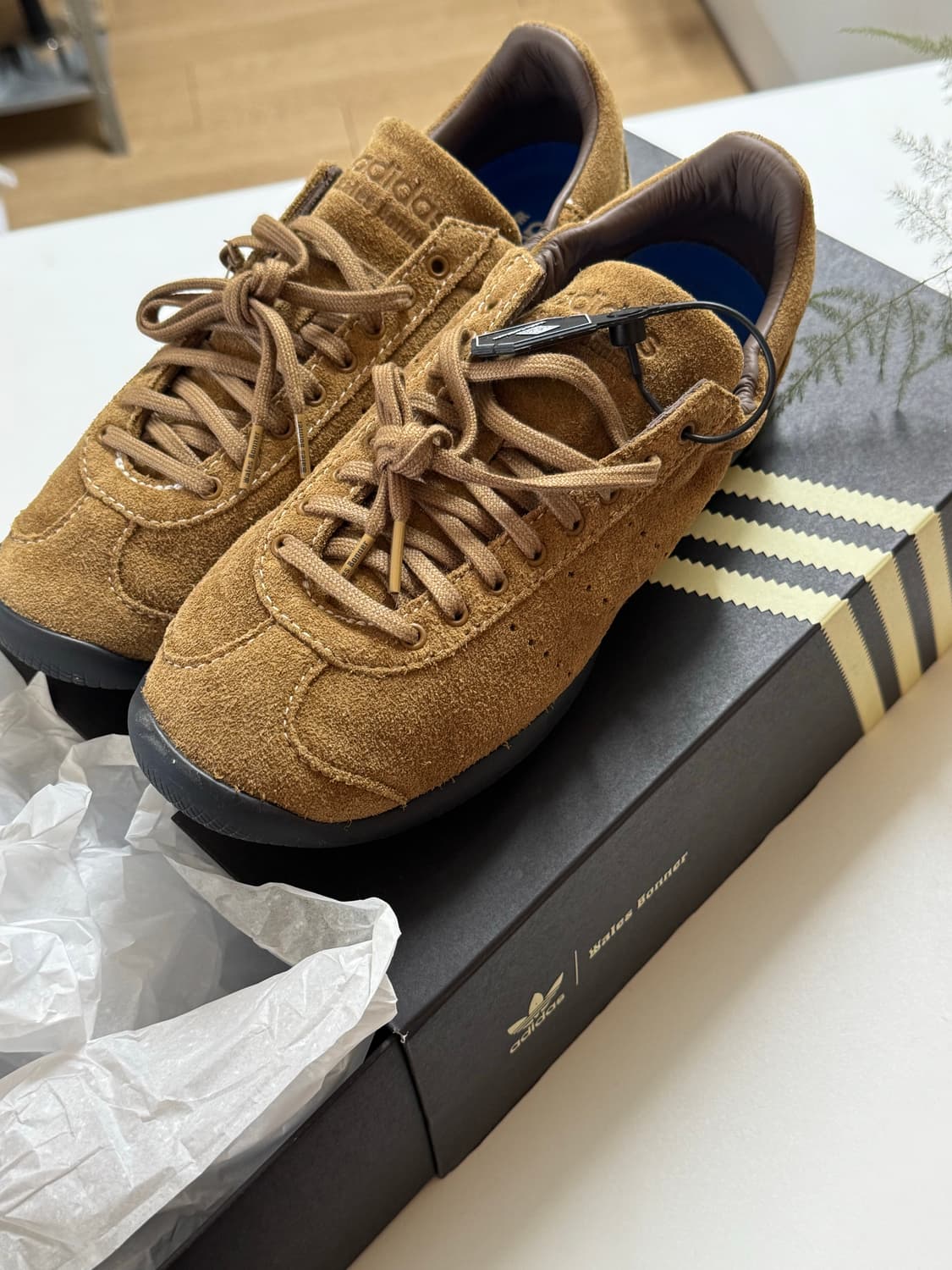 아디다스 x 웨일스 보너 카린타 스웨이드 서플라이어 컬러 어스 스트라타  상품이미지1