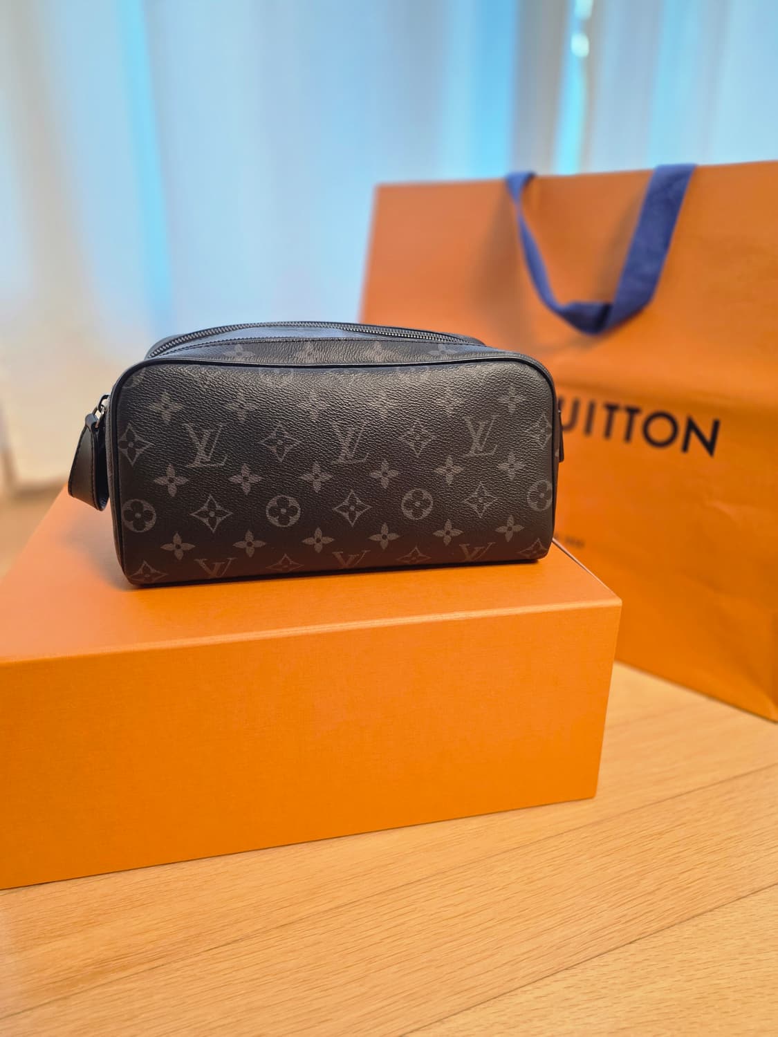 [25년] 루이비통 돕키트 토일렛 파우치 클러치 모노그램 이클립스 상품이미지1