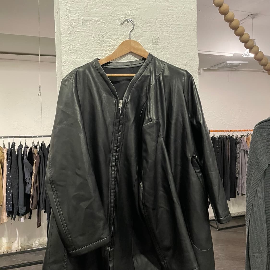  꼼데가르송 24aw 비대칭 레더 코트 상품이미지2