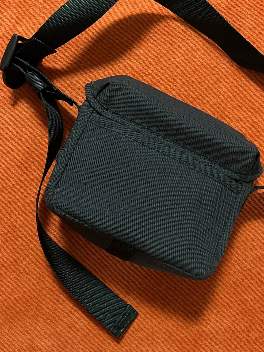 아크네 스튜디오 스웨이드 트림 폴드오버 플랩  미니 크로스백 상품이미지7