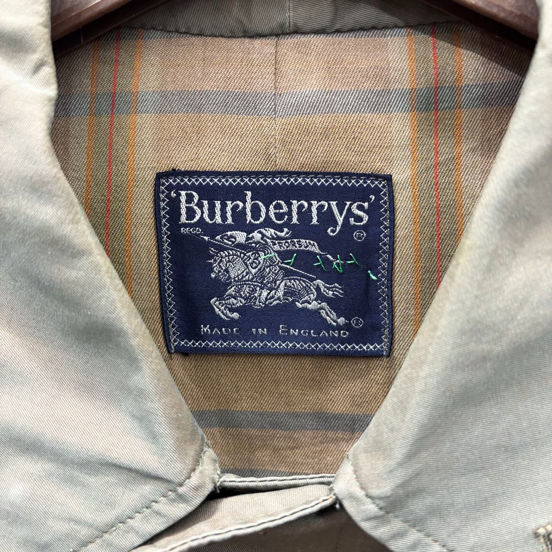 버버리 클래식 싱글 코트 안감 체크 라이닝 사이드 플랩 포켓 디테일 카키 상품이미지6