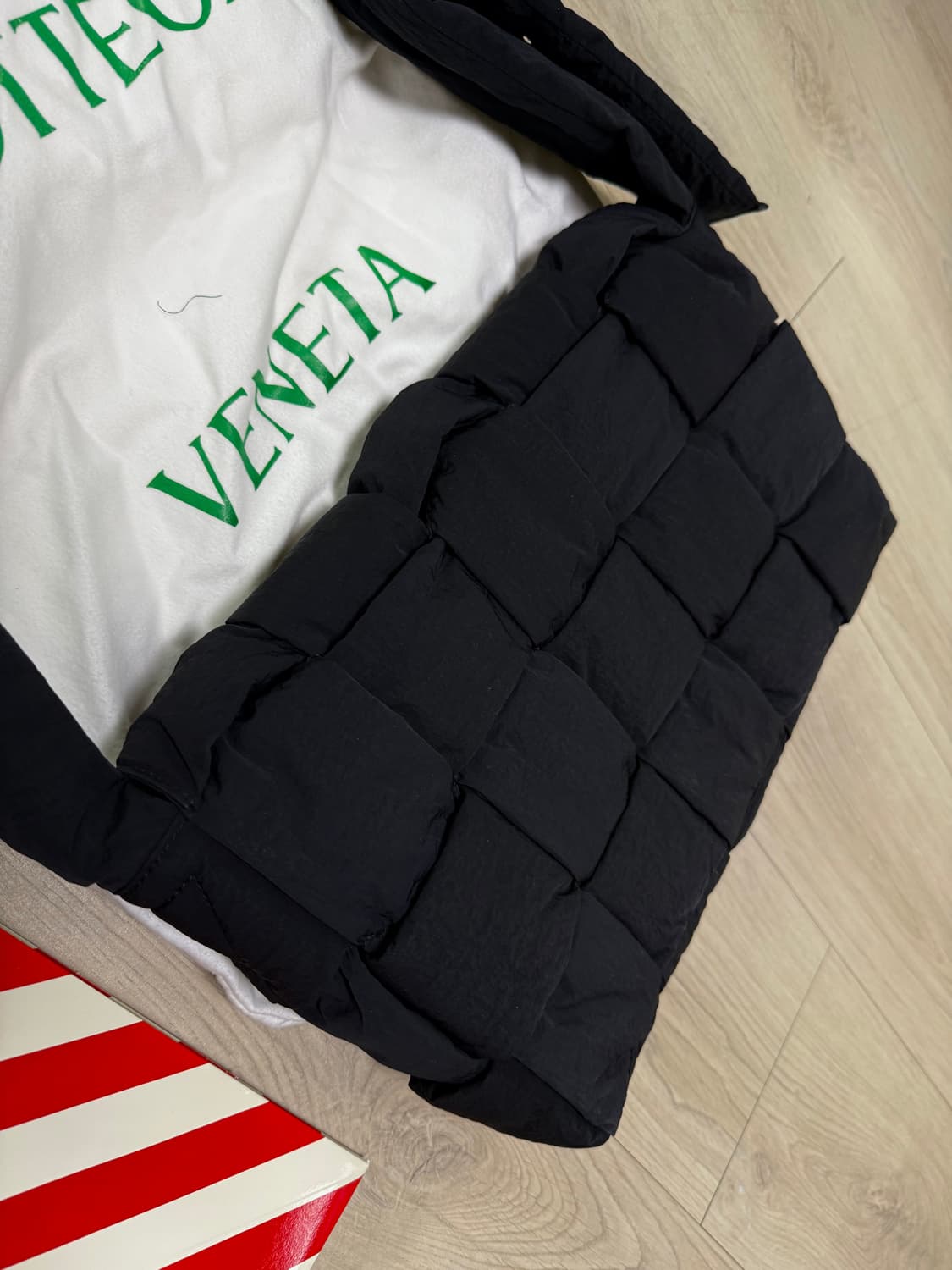 보테가베네타 테크 패딩 카세트백 맥시 상품이미지3