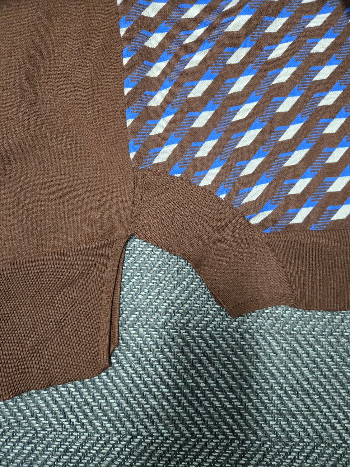 한섬 시스템 22ssSYSTEM 브랜드의 브라운 컬러 패턴 니트 베스트 상품이미지4