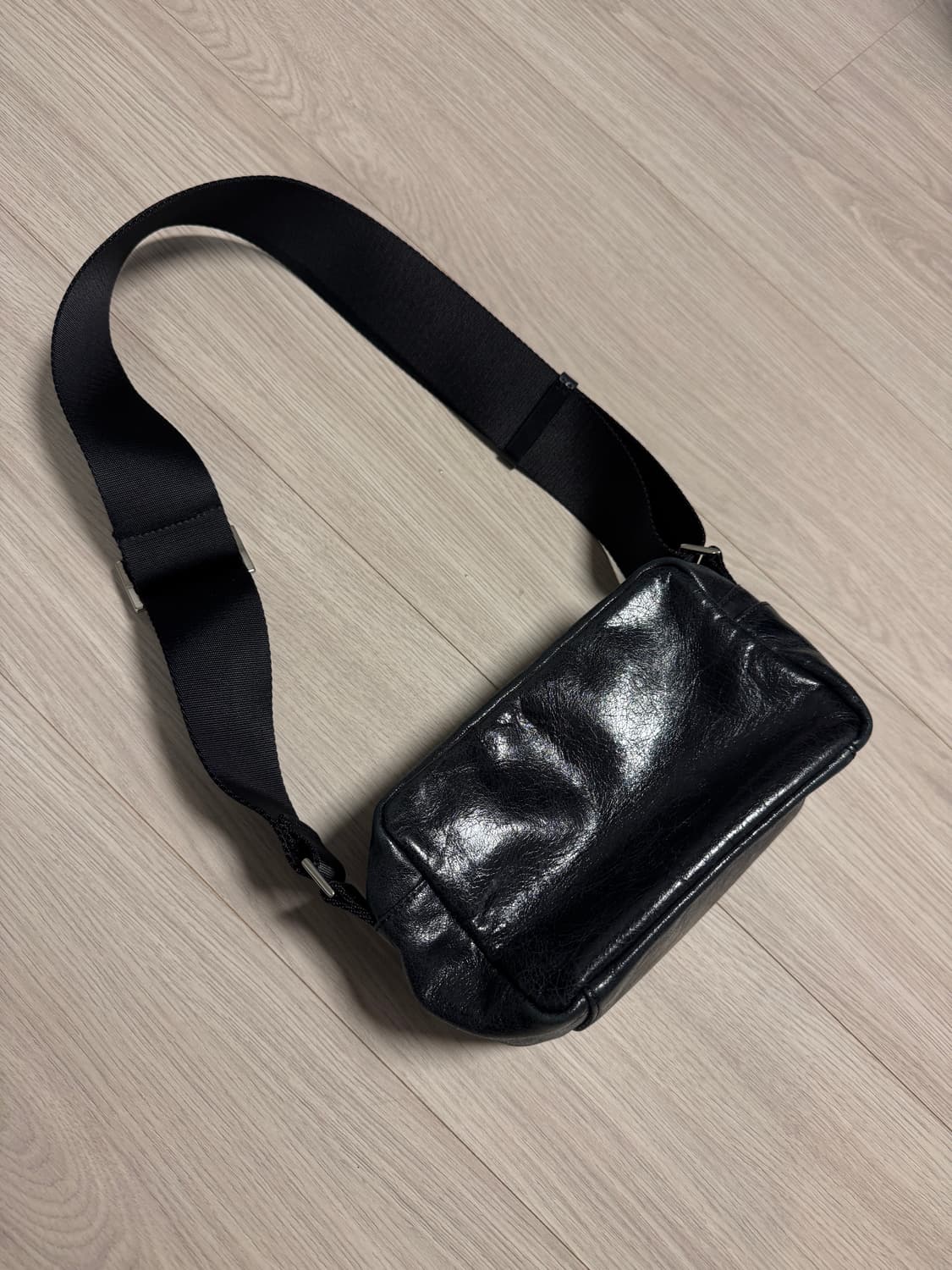 논시즌 바이 마지셔우드 버터 미디움 블랙 크로스백 상품이미지7