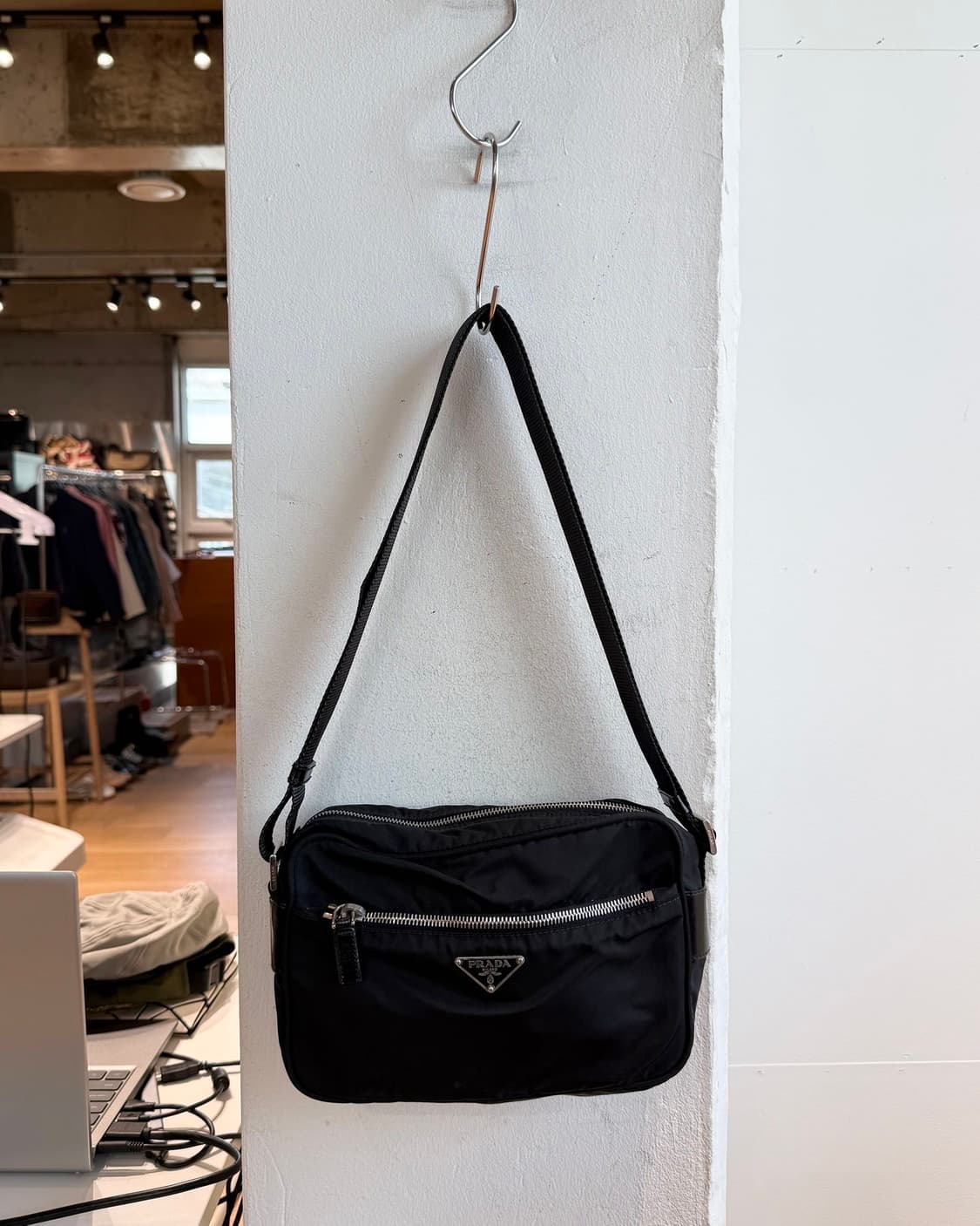 프라다 블랙 포코노 나일론 크로스백 상품이미지2
