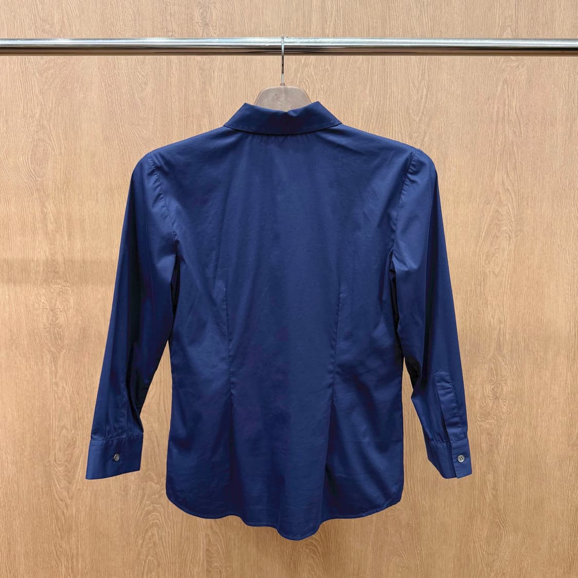 띠어리 긴팔 셔츠 전면 핀턱 디테일 블라우스 슬림핏 네이비 상품이미지3