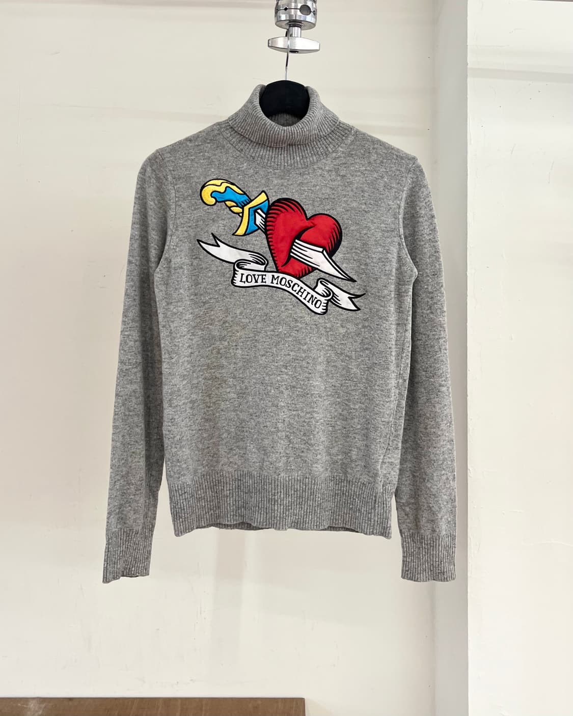 모스키노 그레이 블랜드 레드 하트 스웨터 상품이미지1