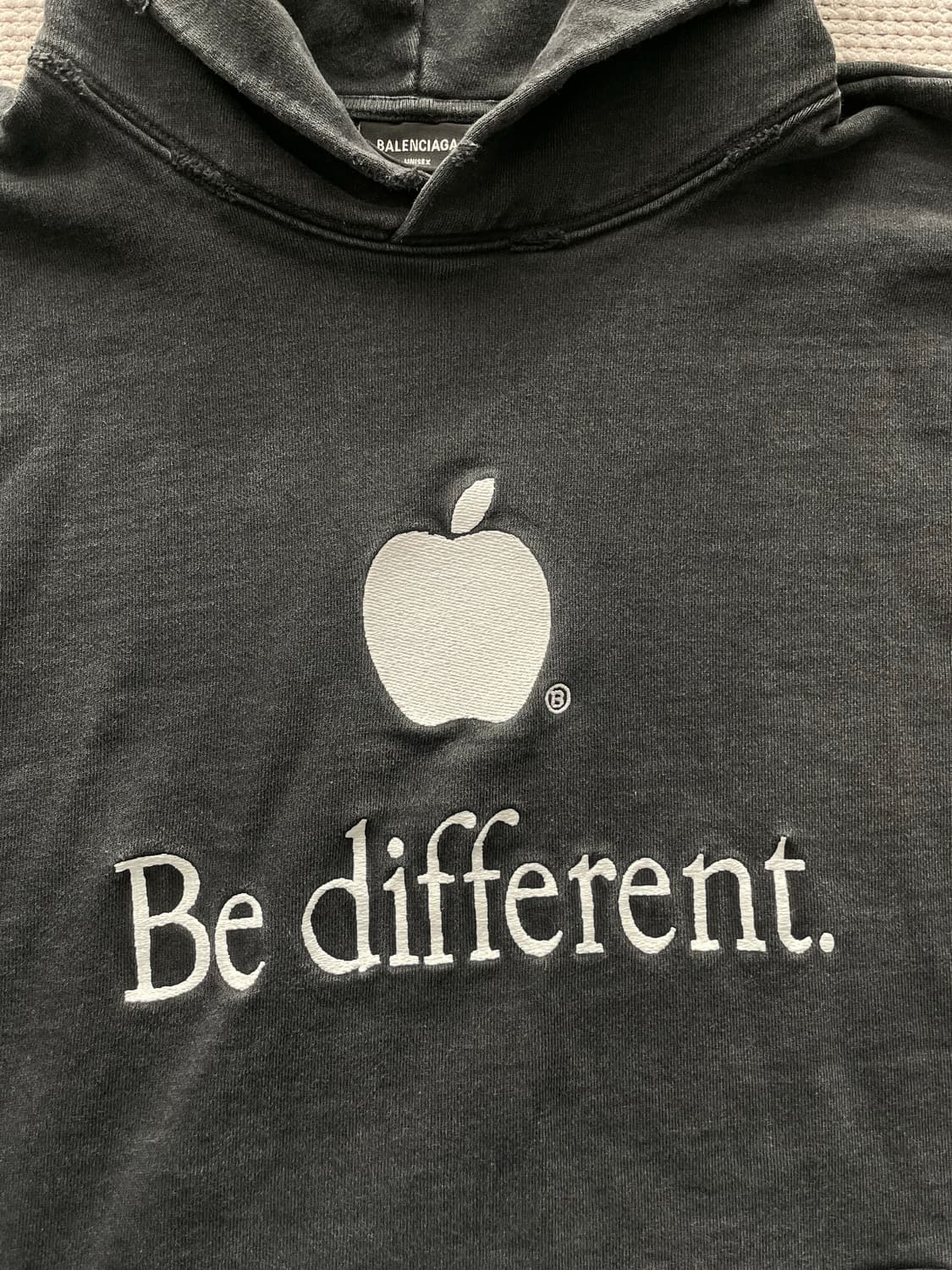 발렌시아가 be diffrent 애플 후드 상품이미지4