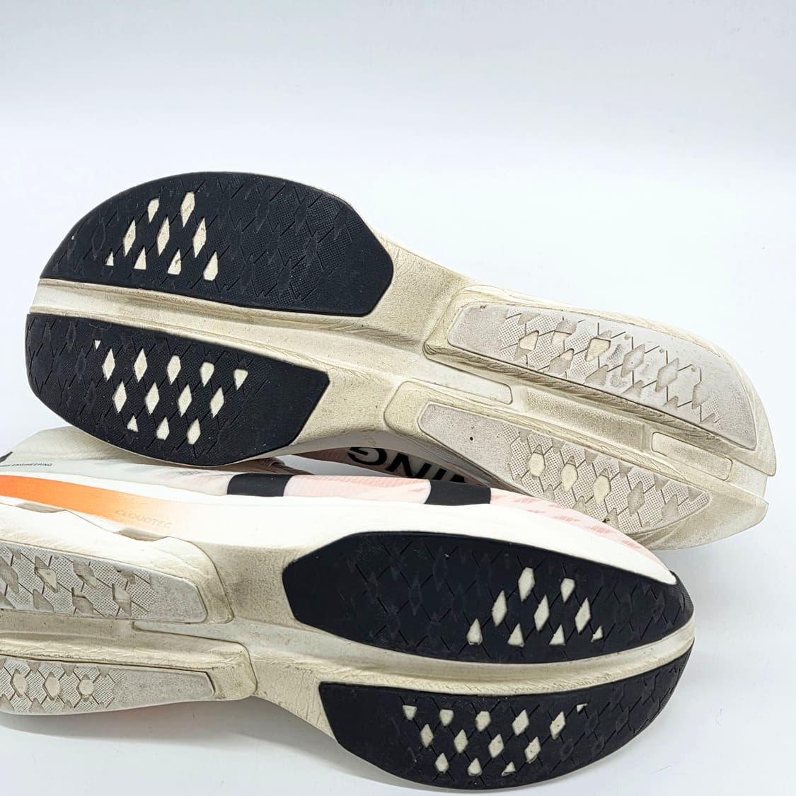 온 러닝 클라우드붐 스트라이크 화이트 블랙 (295) 상품이미지3