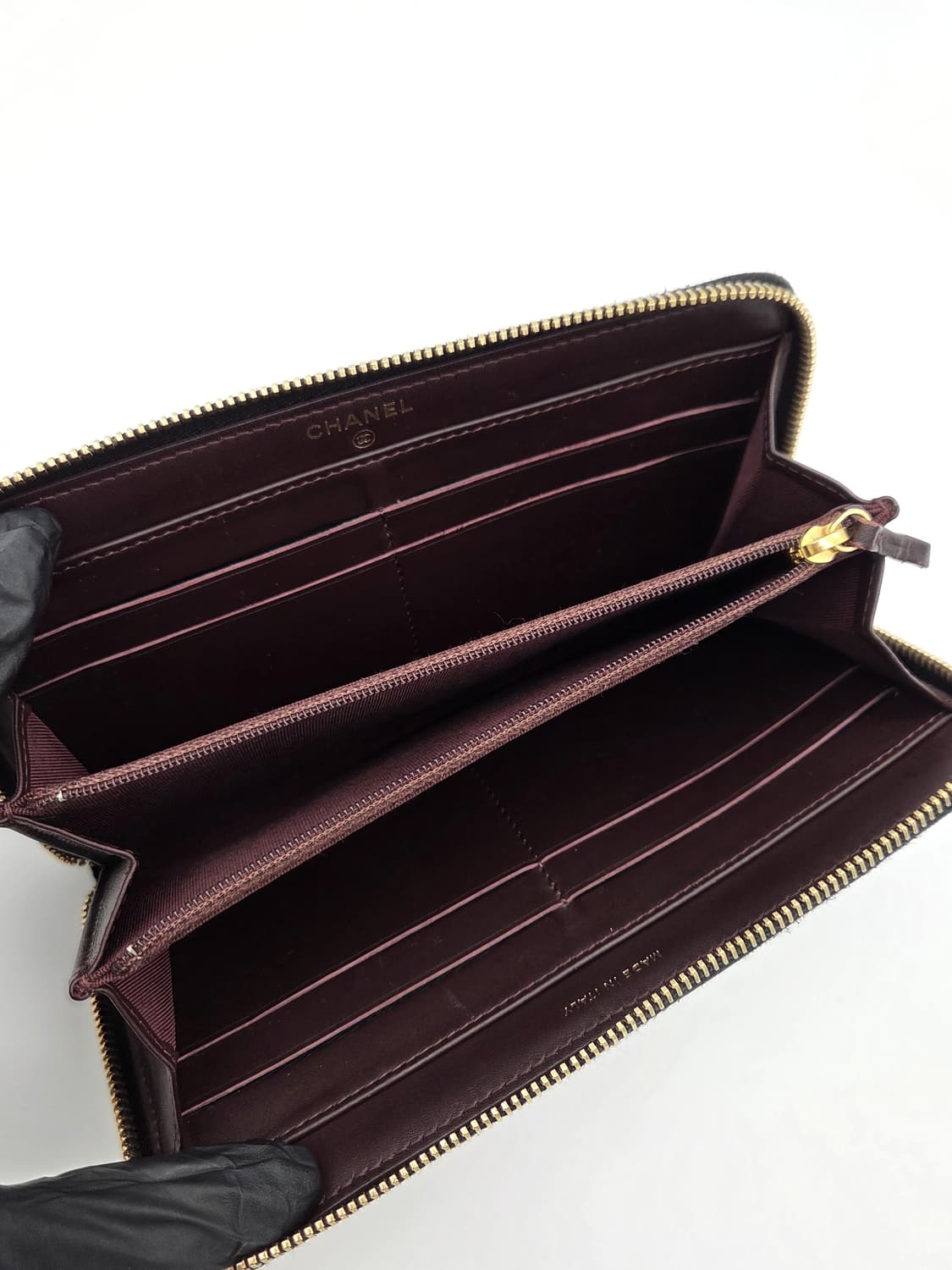 샤넬 클래식 캐비어 지퍼 장지갑 / 블랙 금장 22번대 상품이미지5