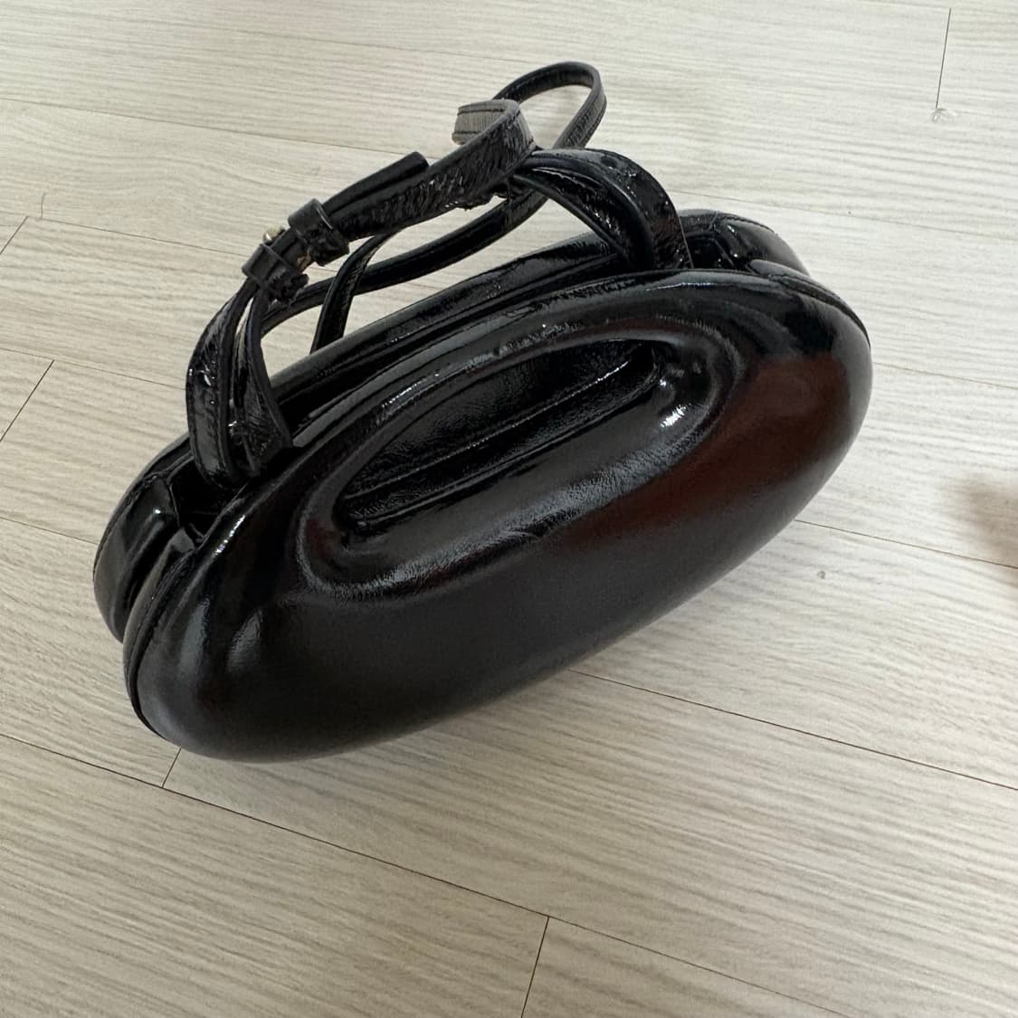 아카이브앱크 하프 베이글 백 유광 레더 상품이미지4