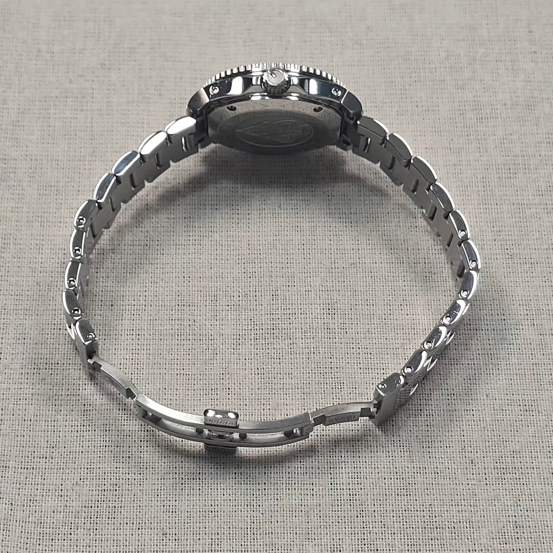 구찌 화이트 스틸 쿼츠 DIVE 다이브 여성 시계 상품이미지4