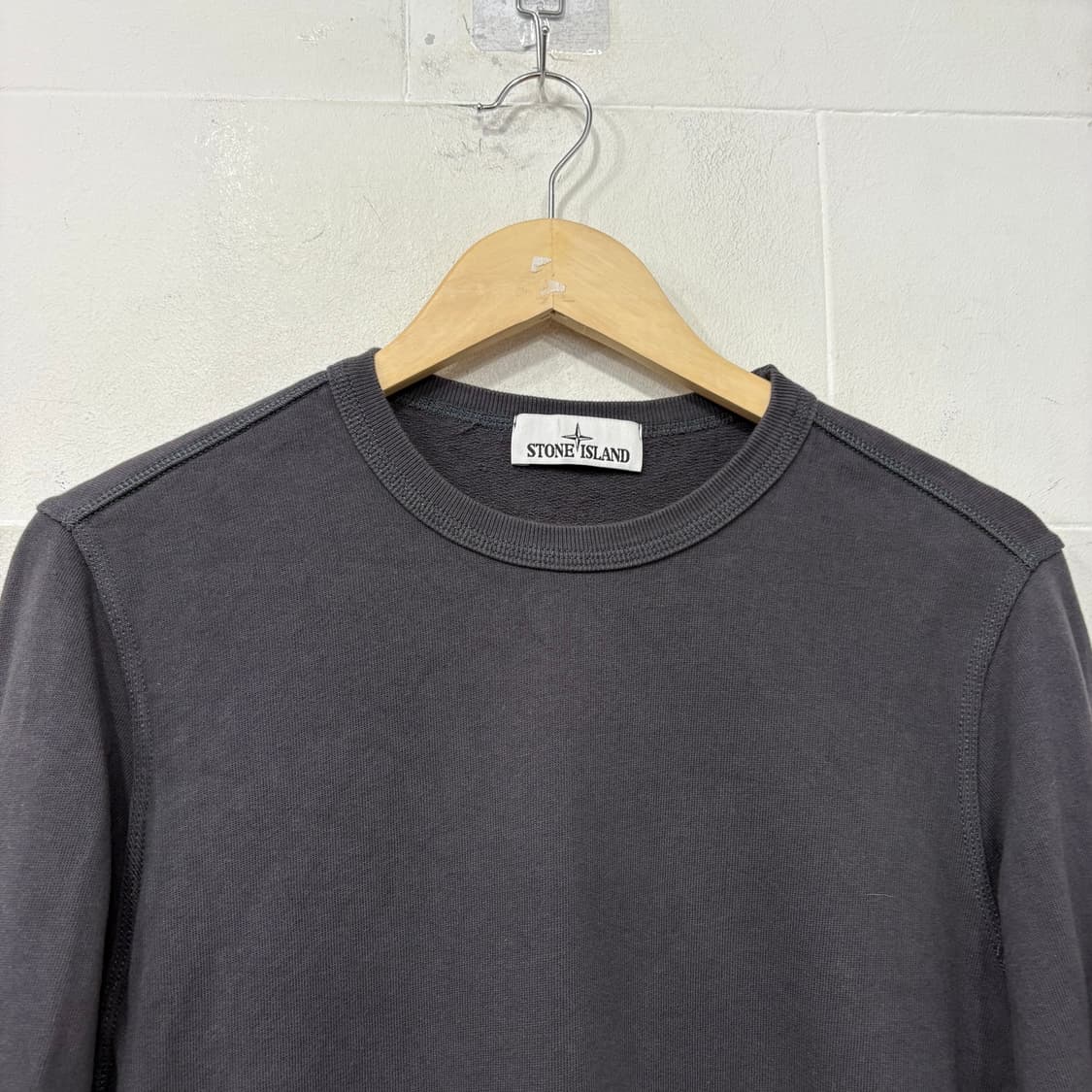 스톤아일랜드 시그니처 와펜 로고 패치 맨투맨 상품이미지2