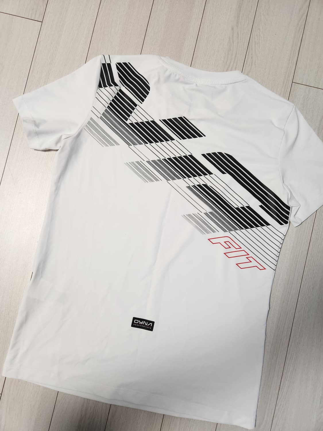 새상품급)다이나핏 스매쉬 반팔티 YWM21229W2 사이즈90 s

스포 상품이미지8