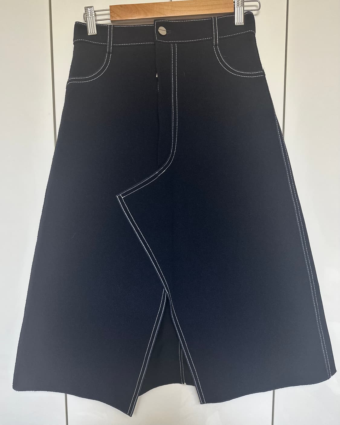 한섬 디온 리 블랙 언발란스 스티치 스커트 상품이미지3