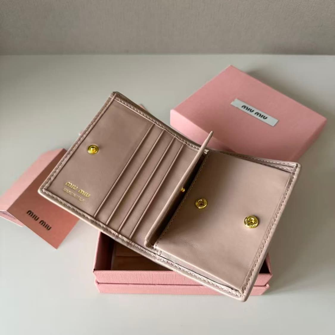 미우 미우 마테라쎄 나파 레더 카드 반지갑 알라바스터 상품이미지2