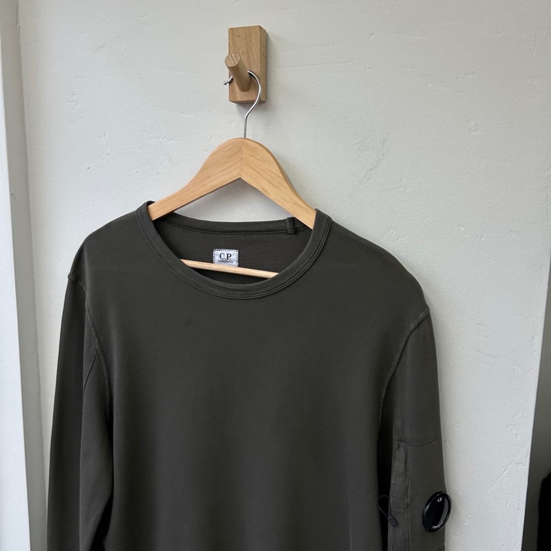 15852 - C.P 컴퍼니 차콜 렌즈 맨투맨 상품이미지1